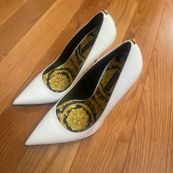 Versace white patent pumps / heels size 37. New without box. - Picture 10 of 16